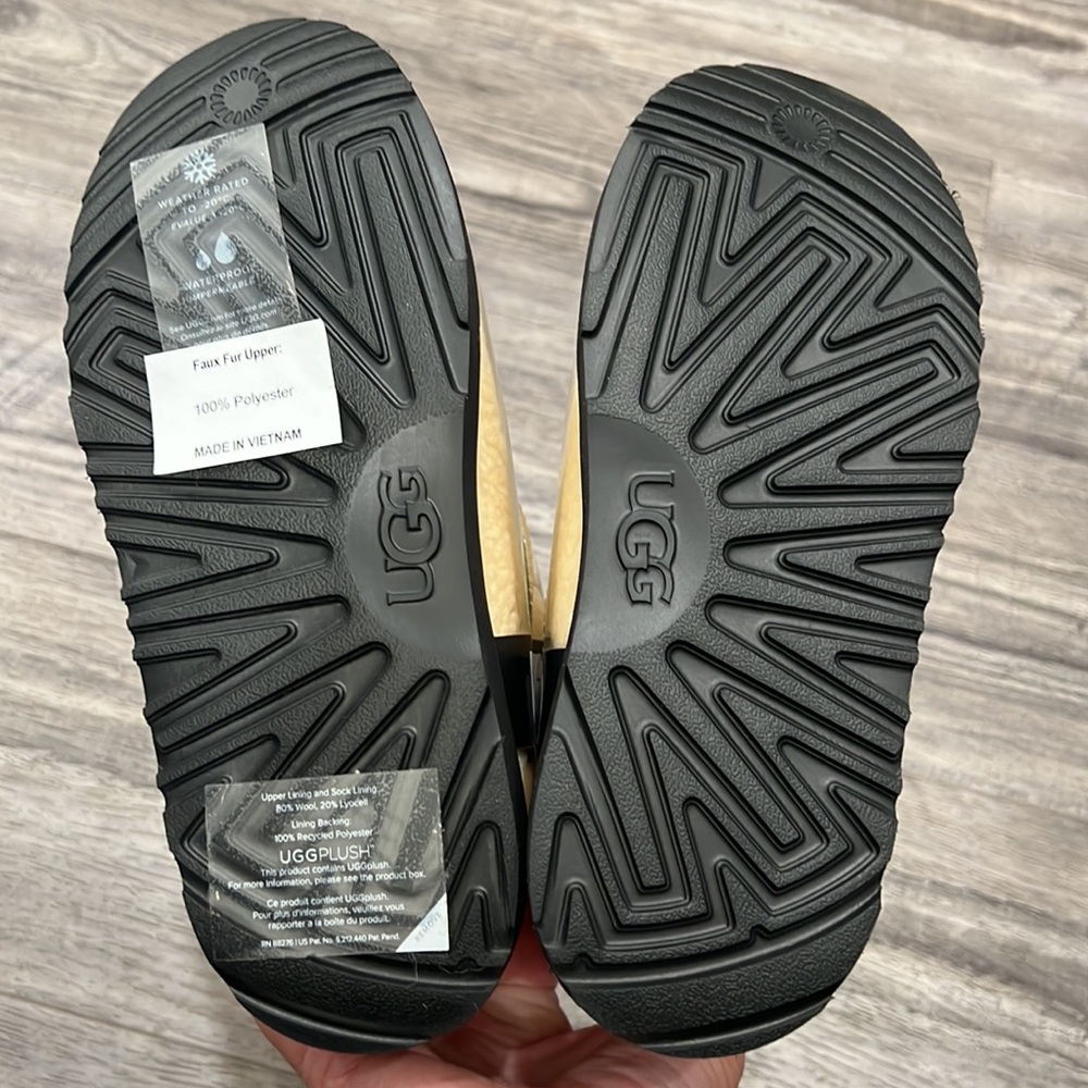 New UGG Kid’s Classic Clear Mini II Boots - Picture 7 of 11